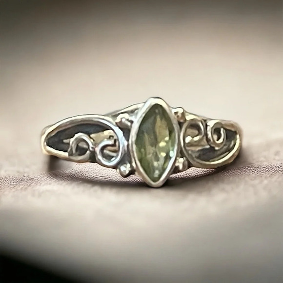 Peridot Bali Sterling Silver Ring (7.25) - Picture 2 of 4